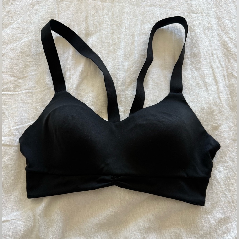 Victoria’s Secret On Point Black Seamless Bra, size M (NWOT!) ✨
